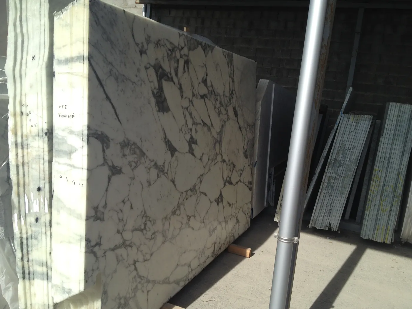 Arabescato marble slab surface – Marmi di Carrara – charcoal, black (1)