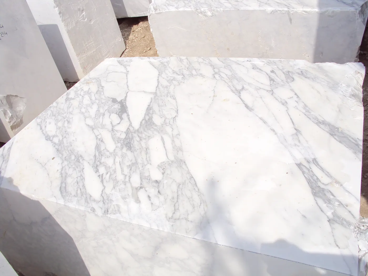 Arabescato mármol, superficie de losa – Marmi di Carrara – blanco, marfil (10)