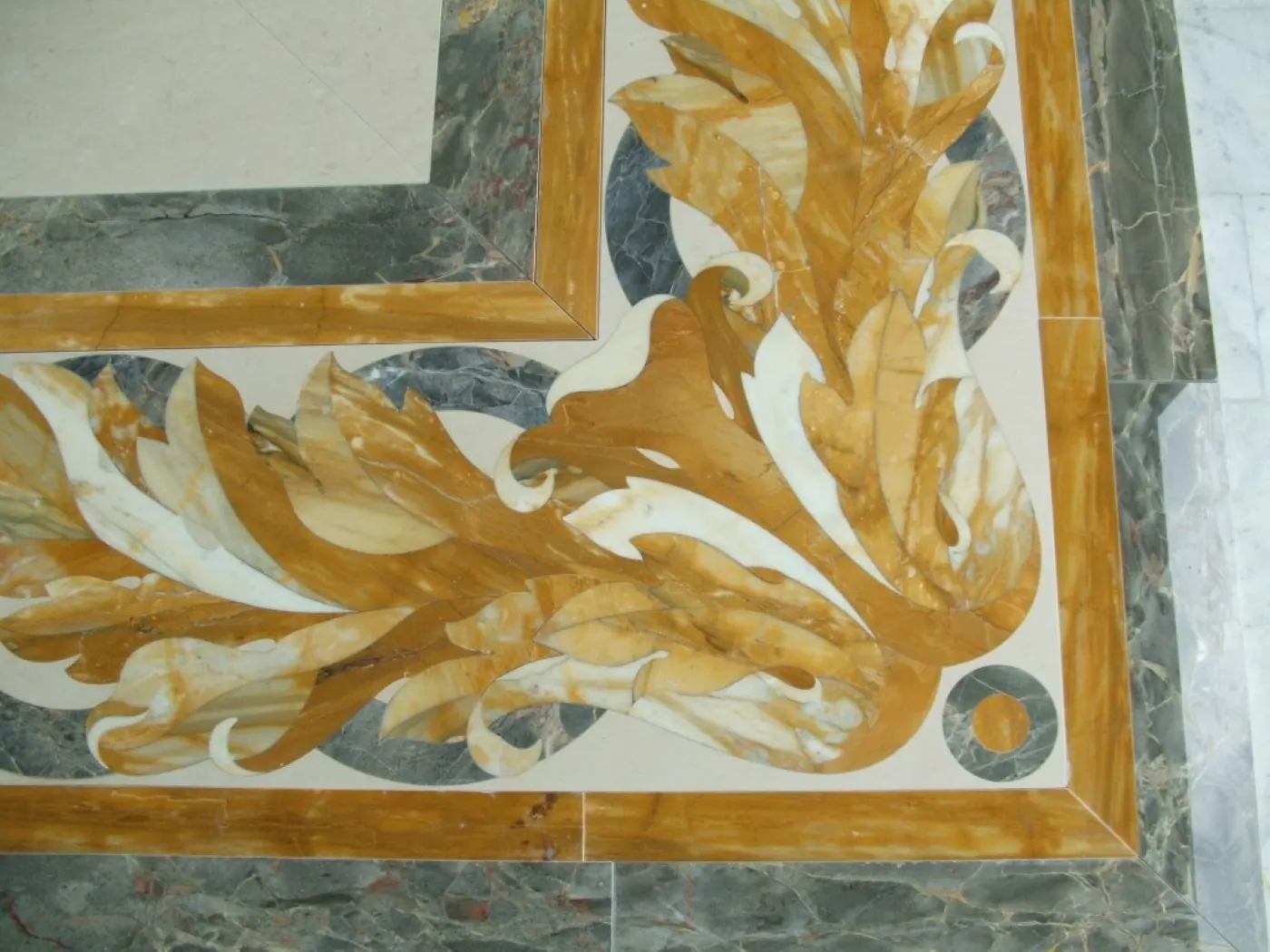 Arabescato marble flooring – Marmi di Carrara – gold, light grey (37)