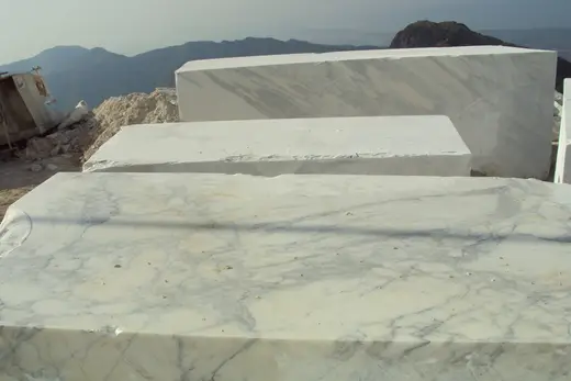 Arabescato marble quarry view – Marmi di Carrara – light grey, grey (40)