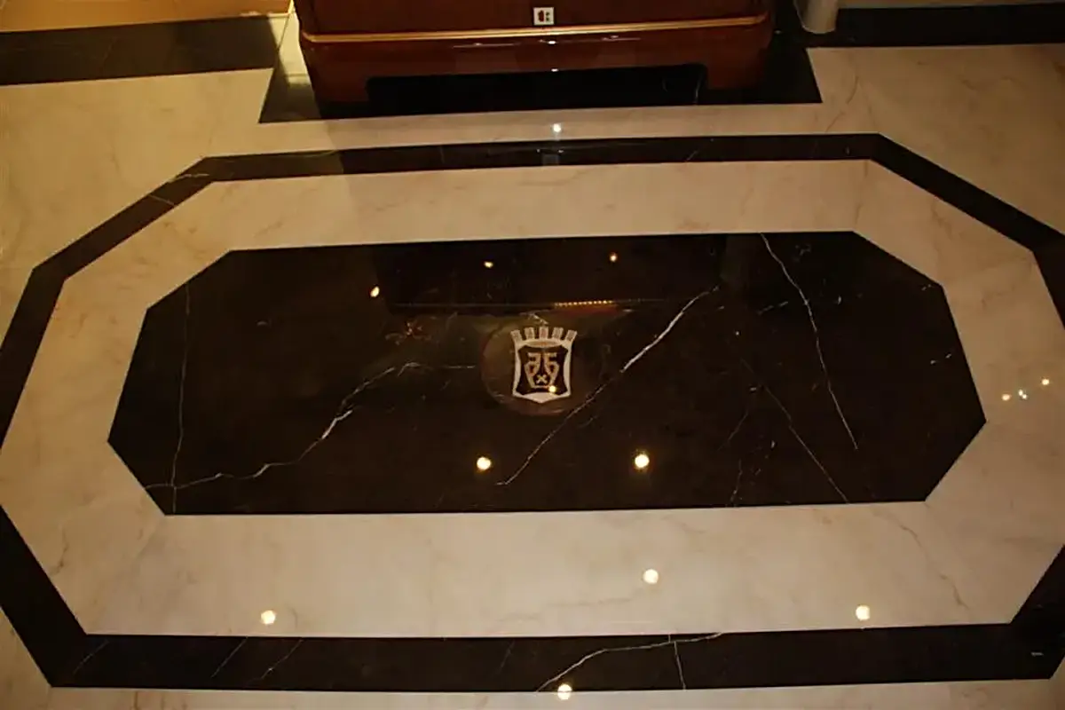 Arabescato marbre, surface de dalle – Marmi di Carrara – noir, doré (70)