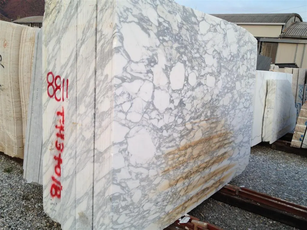 Arabescato Corchia marble slab surface – Marmi di Carrara – light grey, beige (17)