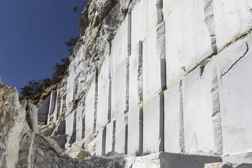 Azul Macaúbas quartzite slab surface – Marmi di Carrara – charcoal, light grey (2)