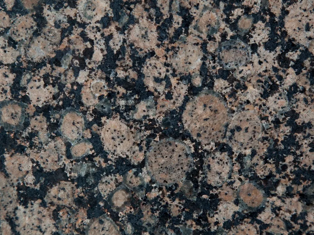 Baltic Brown гранит, поверхность плиты – Marmi di Carrara – серый, антрацитовый (2)