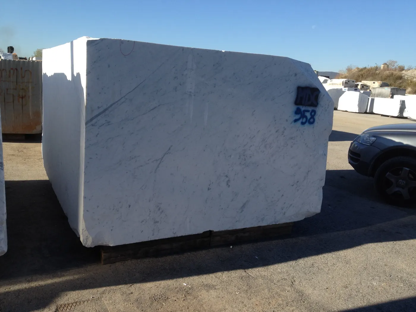 Bianco Carrara Marmor, Plattenoberfläche – Marmi di Carrara – grün, hellgrau (10)