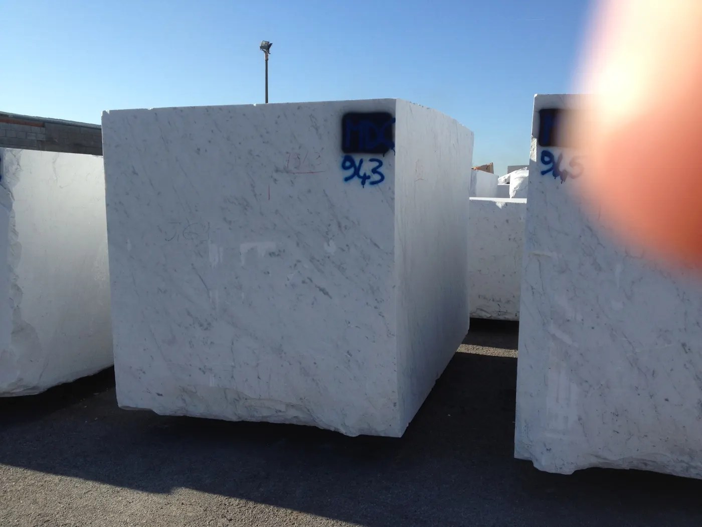 Bianco Carrara мрамор, поверхность плиты – Marmi di Carrara – фиолетовый, чёрный (15)