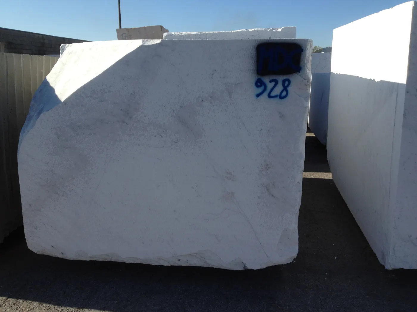 Bianco Carrara мрамор, поверхность плиты – Marmi di Carrara – фиолетовый, чёрный (16)