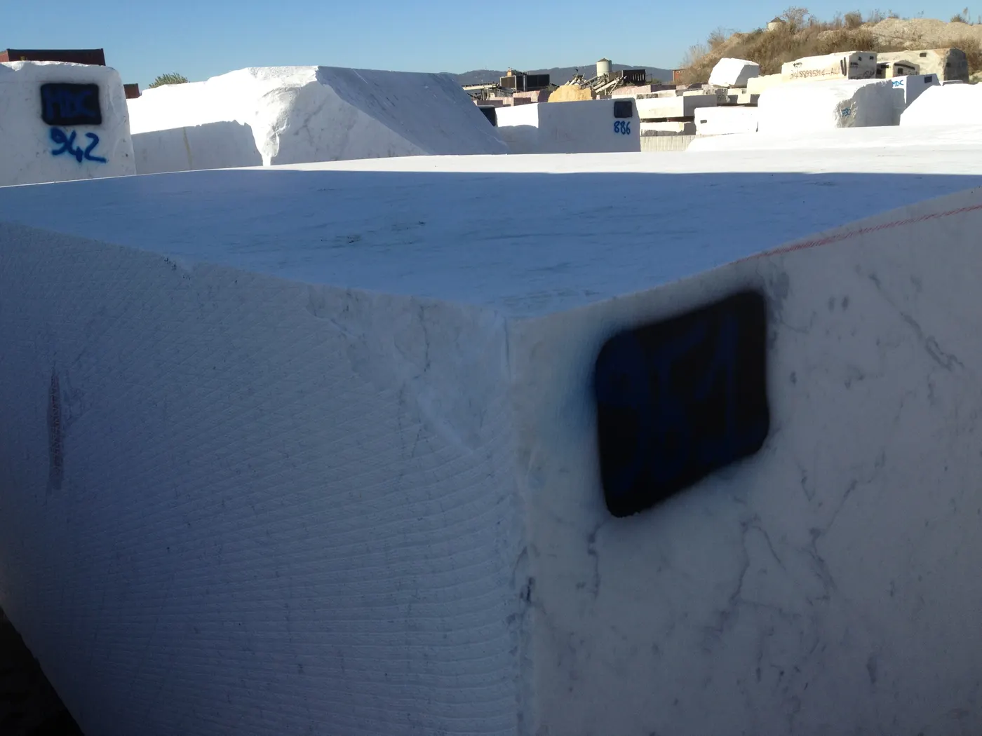 Bianco Carrara мрамор, поверхность плиты – Marmi di Carrara – антрацитовый, синий (18)