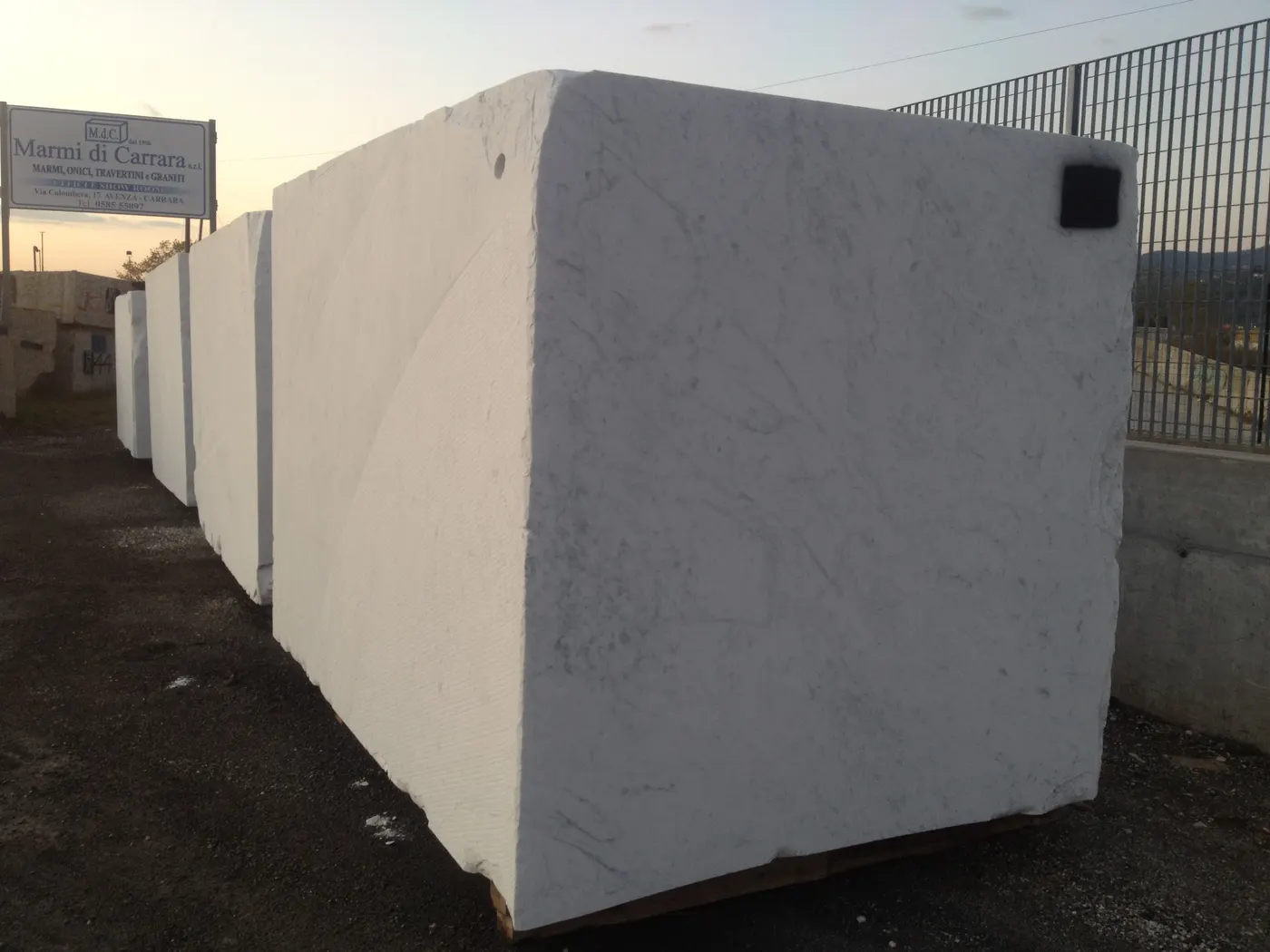 Bianco Carrara Marmor, Plattenoberfläche – Marmi di Carrara – violett, schwarz (2)