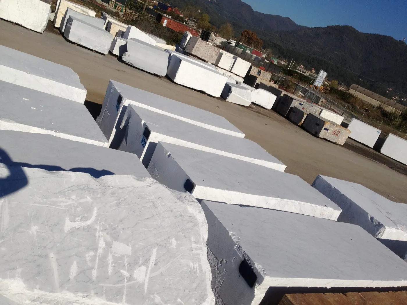 Bianco Carrara marbre, surface de dalle – Marmi di Carrara – gris clair, anthracite (29)