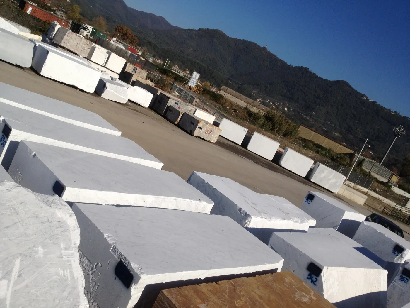 Bianco Carrara мрамор, поверхность плиты – Marmi di Carrara – зелёный, чёрный (30)