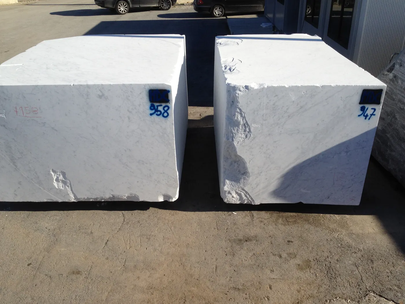 Bianco Carrara marmo, superficie di lastra – Marmi di Carrara – grigio, nero (34)