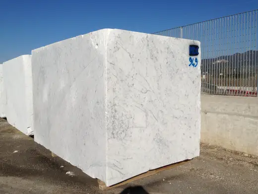 Bianco Carrara marble slab surface – Marmi di Carrara – ivory, charcoal (4)