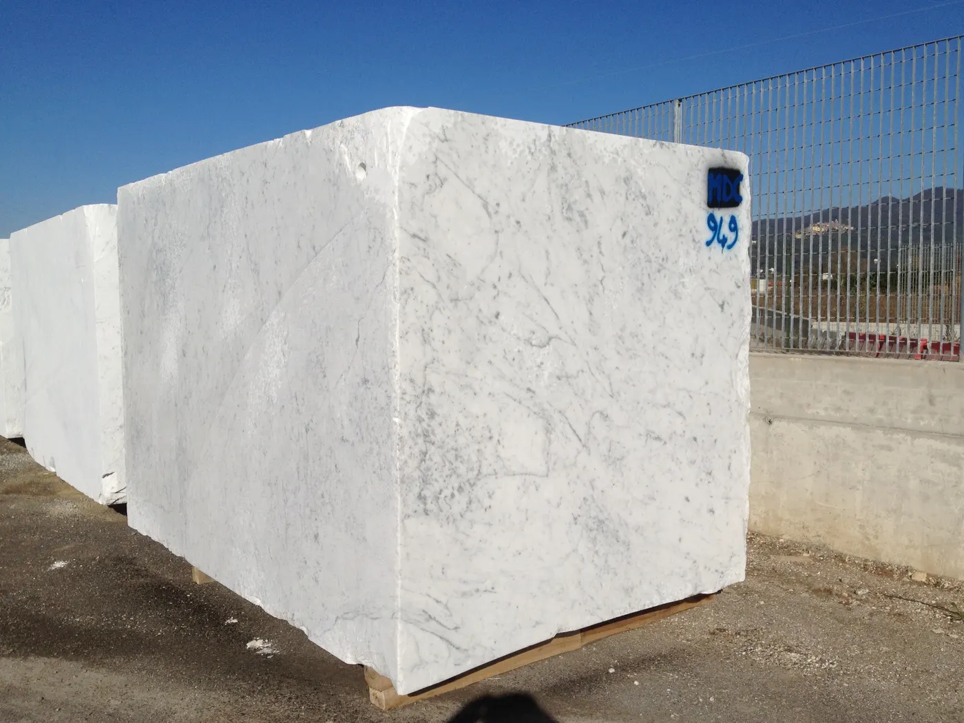 Bianco Carrara marble slab surface – Marmi di Carrara – ivory, charcoal (4)