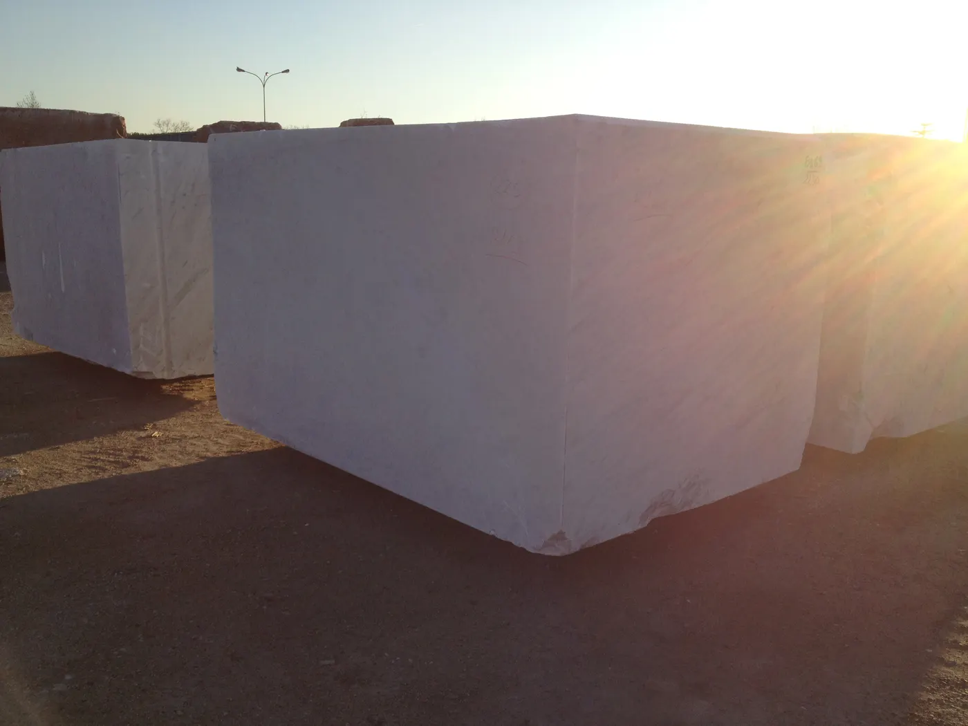 Bianco Carrara Marmor, Plattenoberfläche – Marmi di Carrara – schwarz, violett (44)