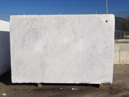 Bianco Carrara marble slab surface – Marmi di Carrara – ivory, light grey (5)