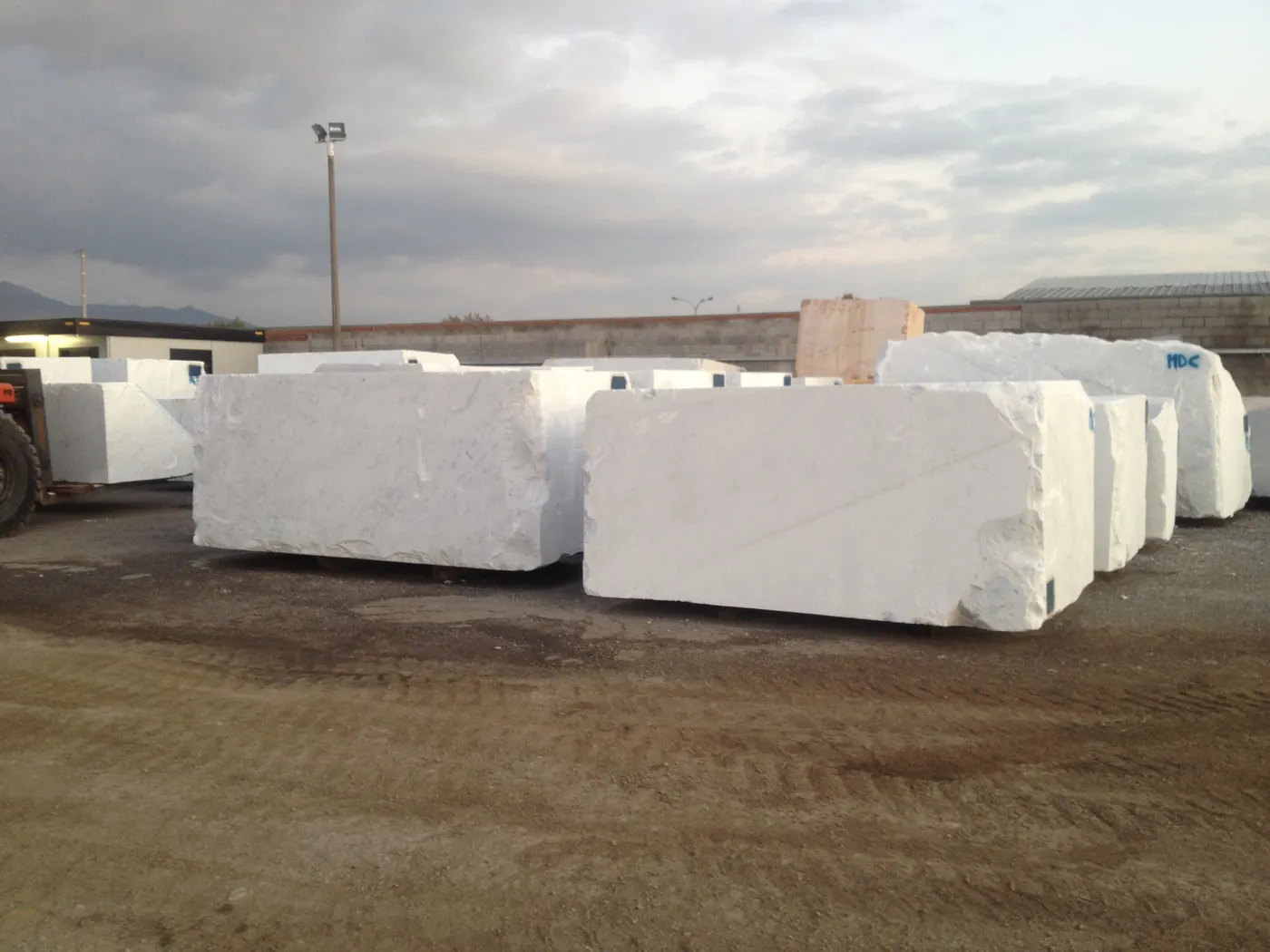 Bianco Carrara мрамор, поверхность плиты – Marmi di Carrara – коричневый, светло-серый (51)