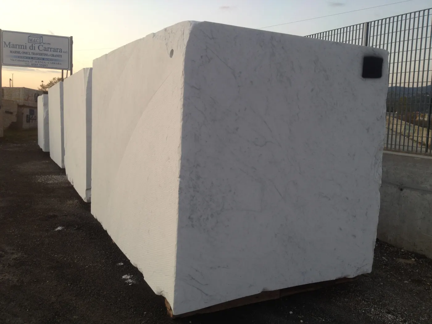Bianco Carrara мрамор, поверхность плиты – Marmi di Carrara – зелёный, чёрный (52)