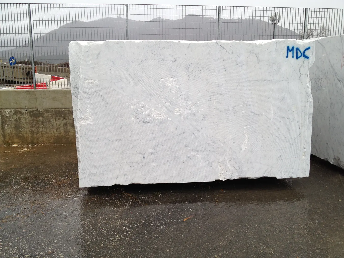 Bianco Carrara мрамор, поверхность плиты – Marmi di Carrara – слоновая кость, антрацитовый (53)