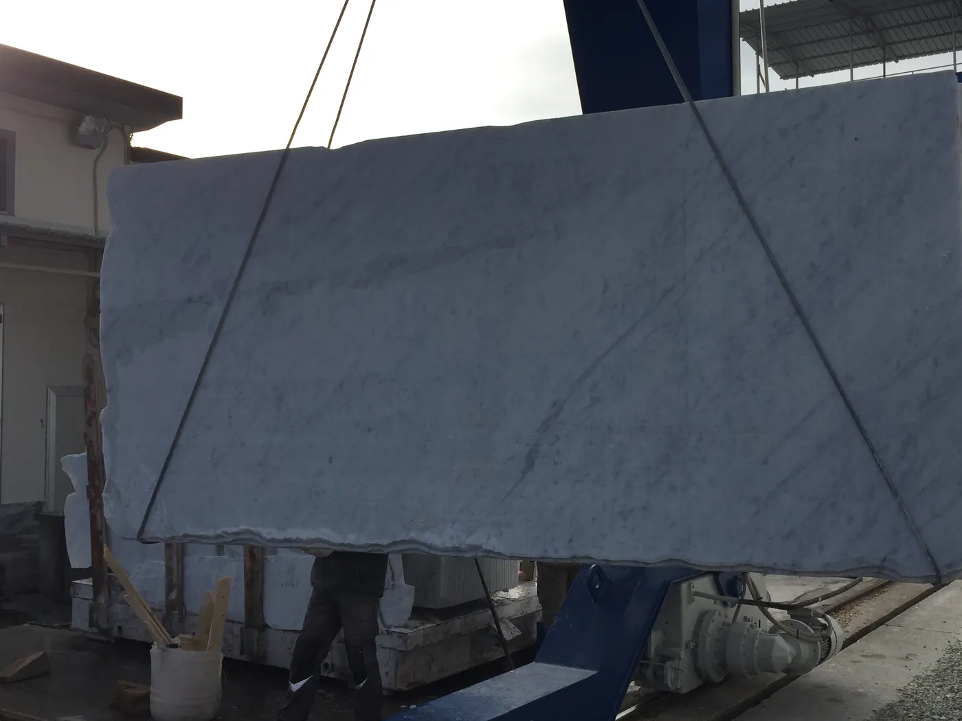 Bianco Carrara мрамор, поверхность плиты – Marmi di Carrara – антрацитовый, чёрный (56)