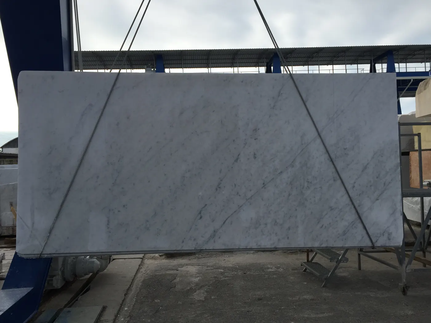 Bianco Carrara мрамор, поверхность плиты – Marmi di Carrara – зелёный, чёрный (67)