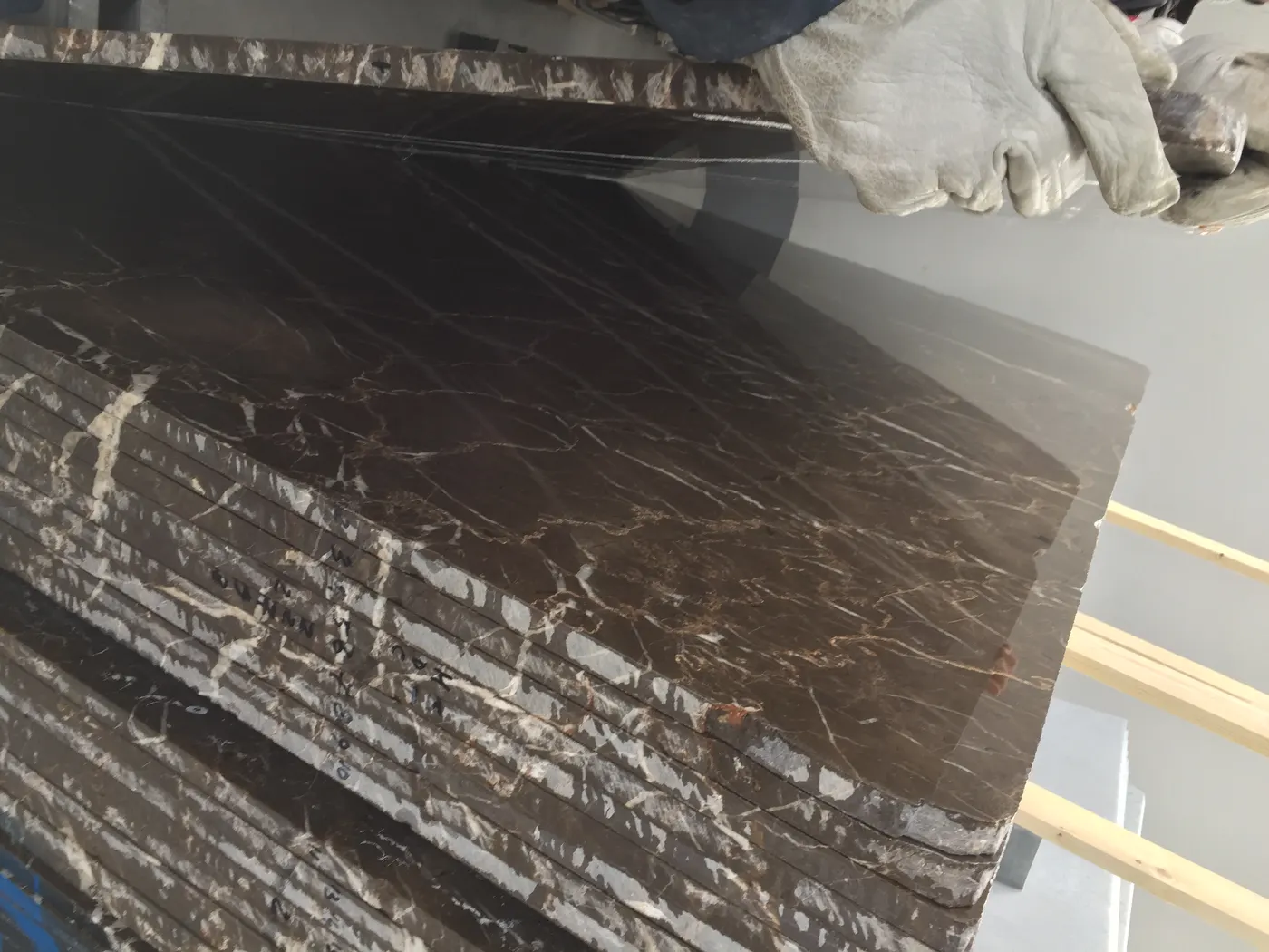 Bianco Carrara мрамор, поверхность плиты – Marmi di Carrara – чёрный, зелёный (72)