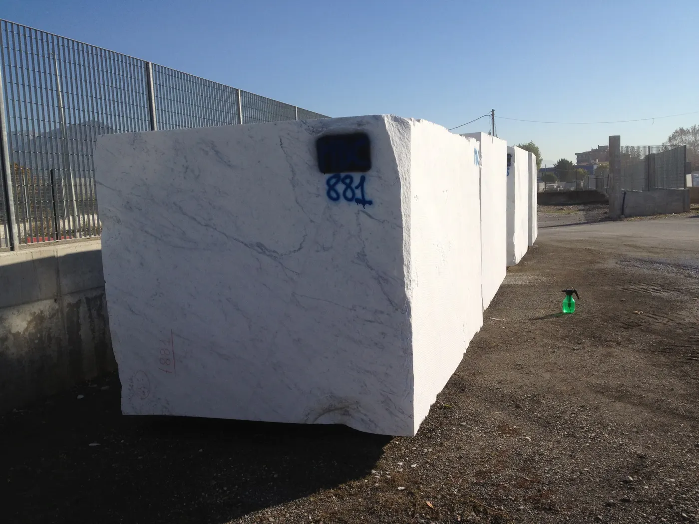 Bianco Carrara мрамор, поверхность плиты – Marmi di Carrara – антрацитовый, фиолетовый (9)