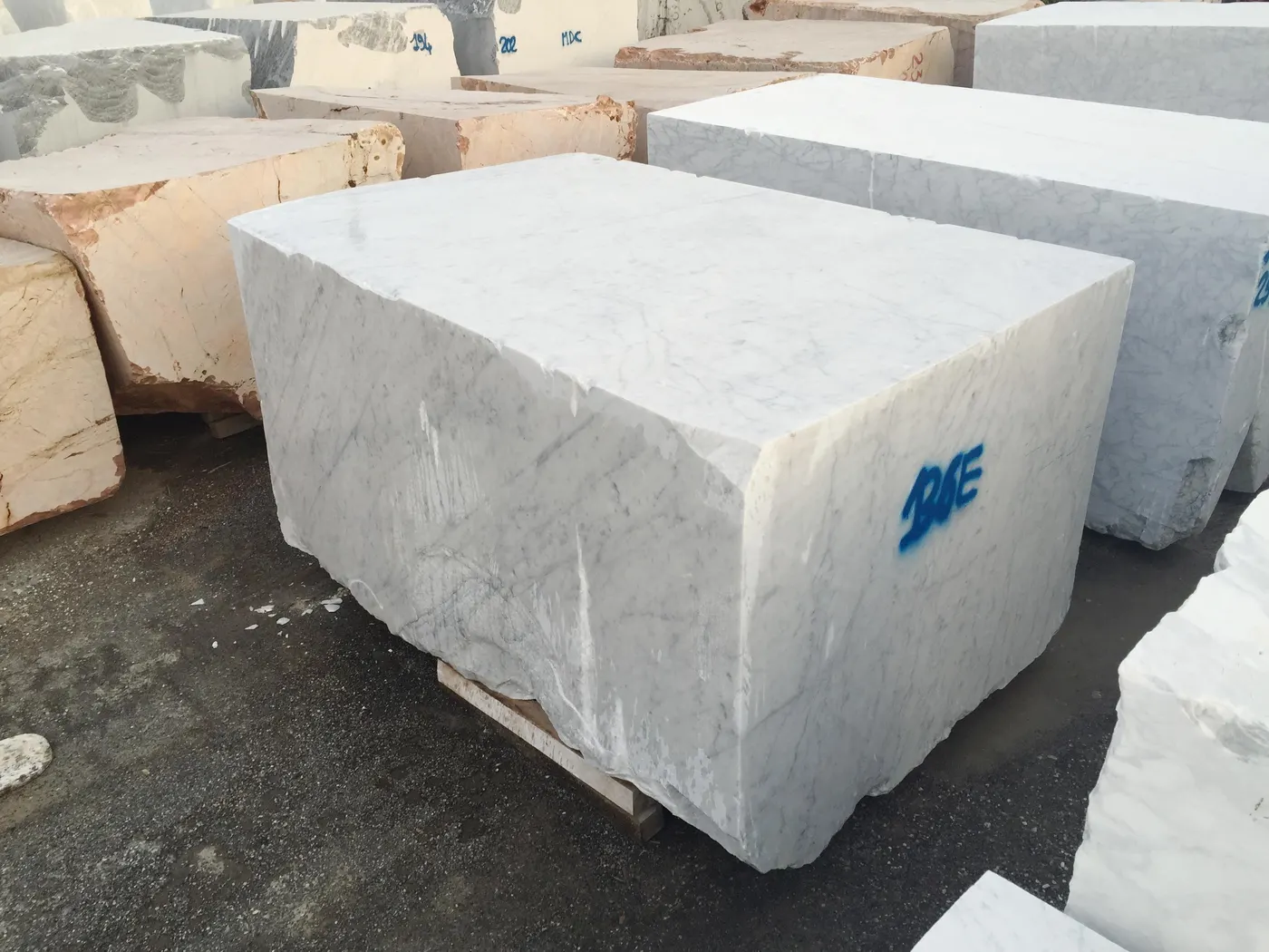 Bianco Carrara C мрамор, карьерный блок – Marmi di Carrara – светло-серый, антрацитовый (13)
