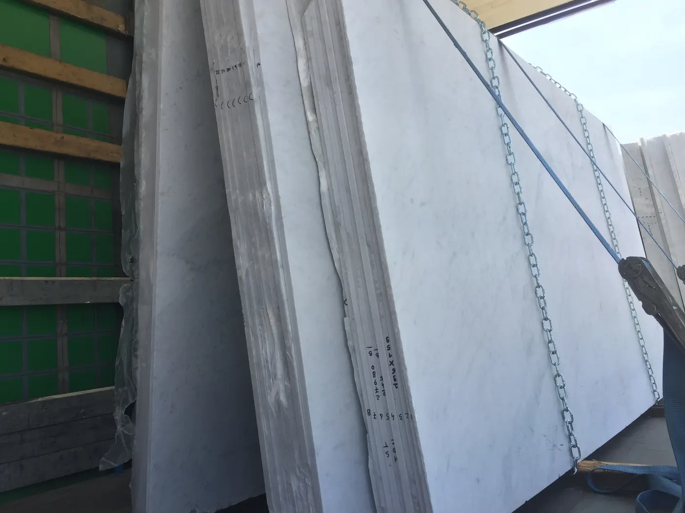 Bianco Carrara C marbre, surface de dalle – Marmi di Carrara – gris clair, noir (2)