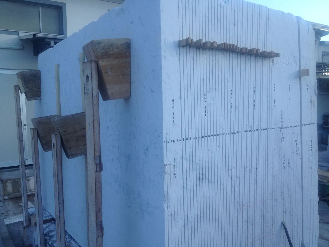 Bianco Carrara C mármol, superficie de losa – Marmi di Carrara – gris claro, azul (23)