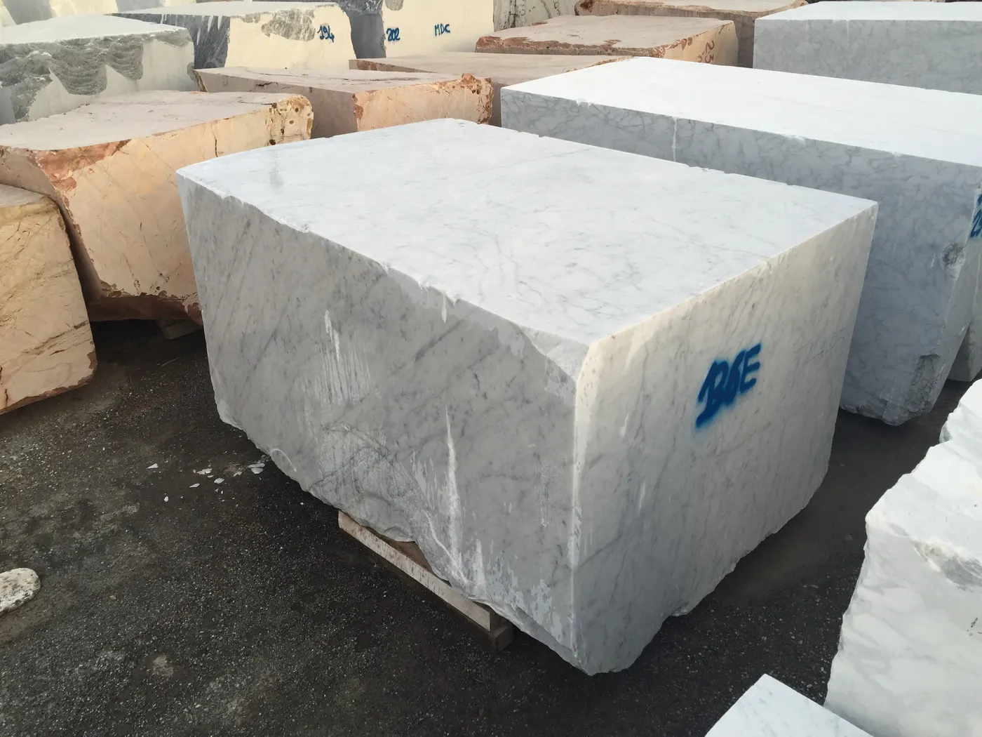 Bianco Carrara C мрамор, карьерный блок – Marmi di Carrara – антрацитовый, бежевый (26)