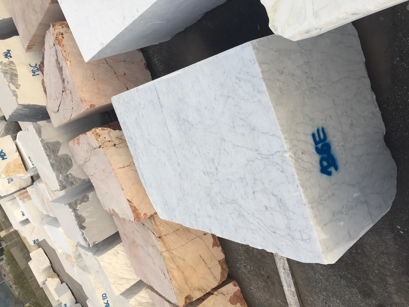 Bianco Carrara C мрамор, карьерный блок – Marmi di Carrara – серый, слоновая кость (28)