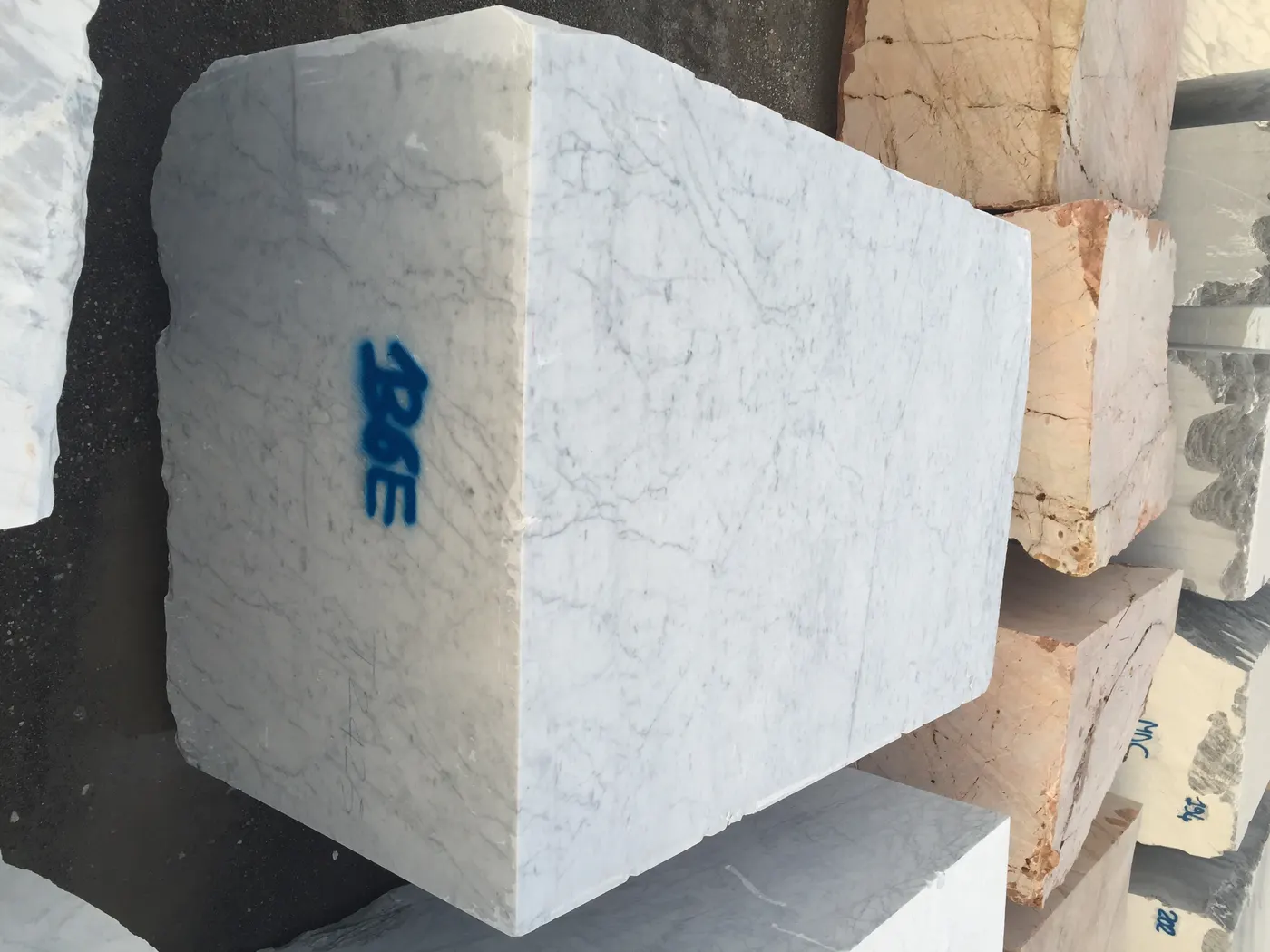 Bianco Carrara C мрамор, карьерный блок – Marmi di Carrara – серый, антрацитовый (30)