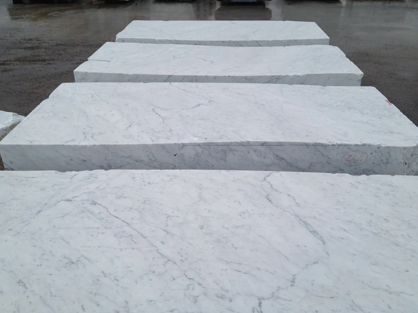 Bianco Carrara C marbre, bloc de carrière – Marmi di Carrara – gris clair, vert (33)