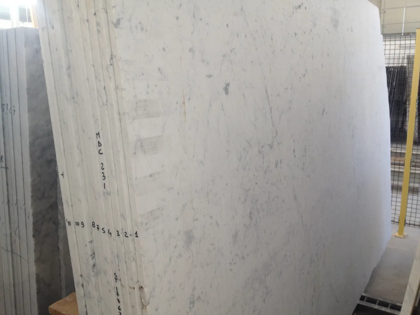 Bianco Carrara C Marmor, Plattenoberfläche – Marmi di Carrara – hellgrau, grau (34)