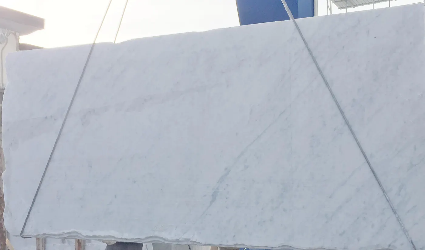 Bianco Carrara C мрамор, поверхность плиты – Marmi di Carrara – светло-серый, слоновая кость (46)