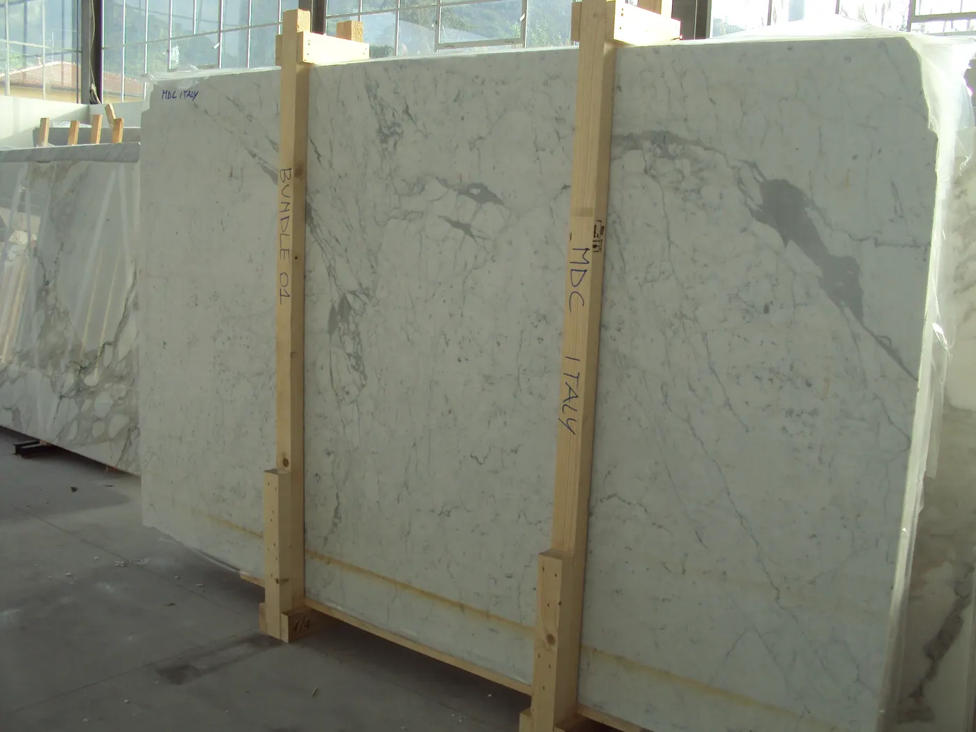 Bianco Carrara C mármol, superficie de losa – Marmi di Carrara – gris, antracita (55)