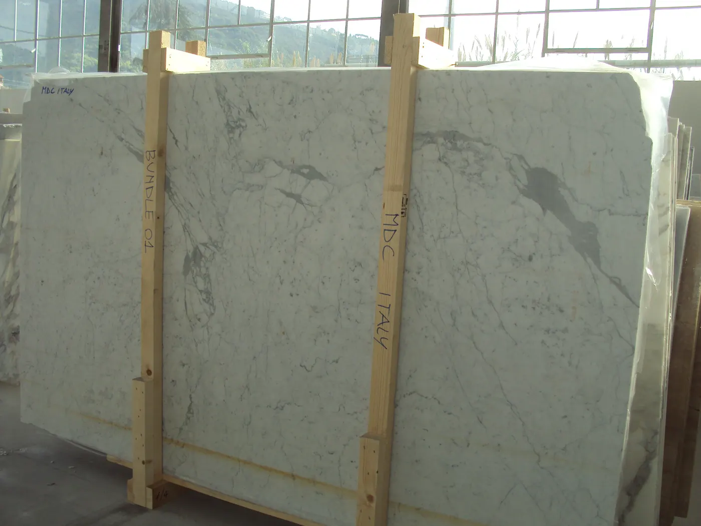 Bianco Carrara C мрамор, поверхность плиты – Marmi di Carrara – серый, антрацитовый (56)