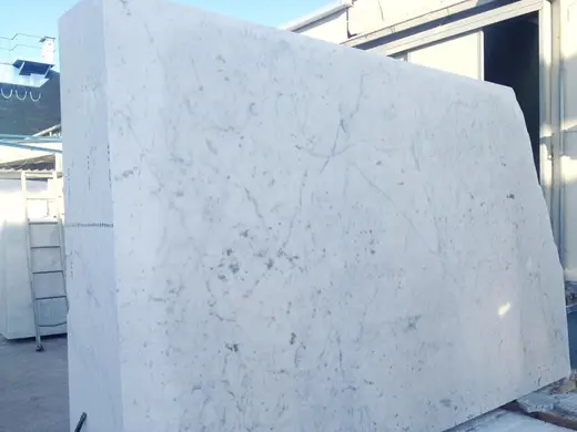 Bianco Carrara C marble slab surface – Marmi di Carrara – light grey, grey (6)