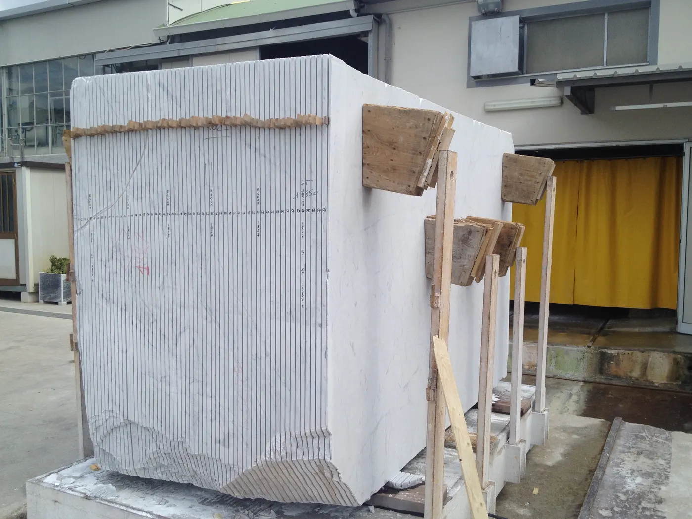 Bianco Carrara C мрамор, поверхность плиты – Marmi di Carrara – светло-серый, антрацитовый (7)