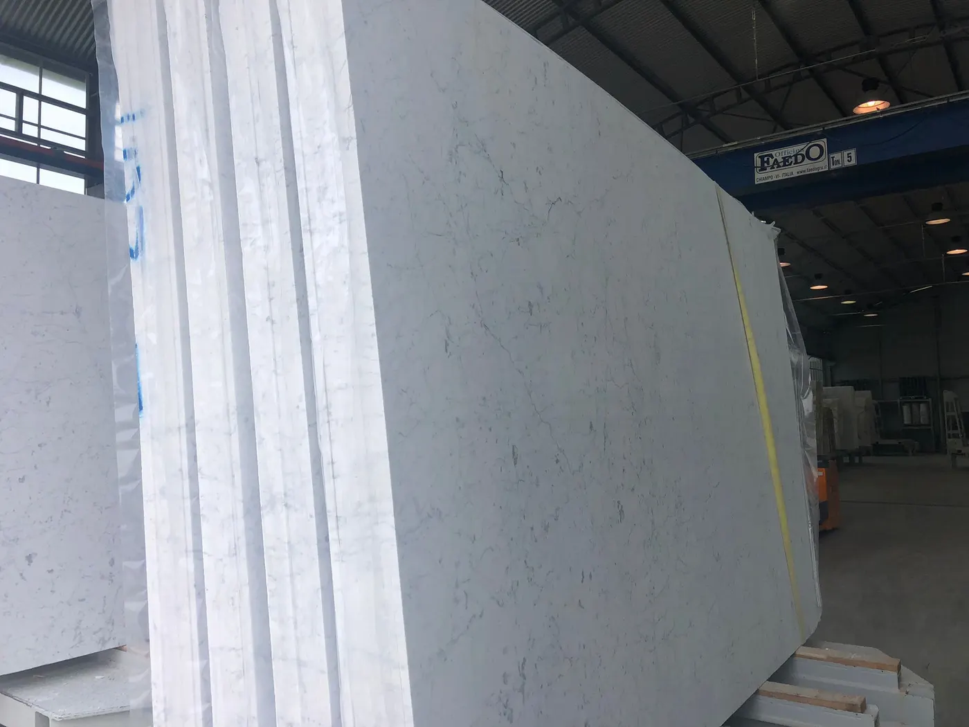 Bianco Carrara C мрамор, поверхность плиты – Marmi di Carrara – серый, чёрный (70)