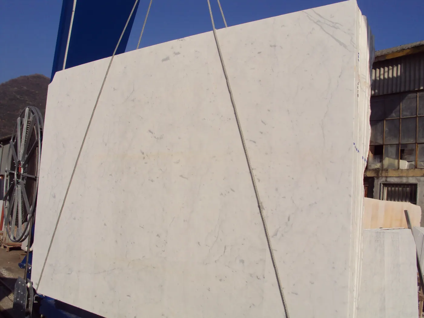 Bianco Carrara C mármol, superficie de losa – Marmi di Carrara – gris claro, antracita (74)