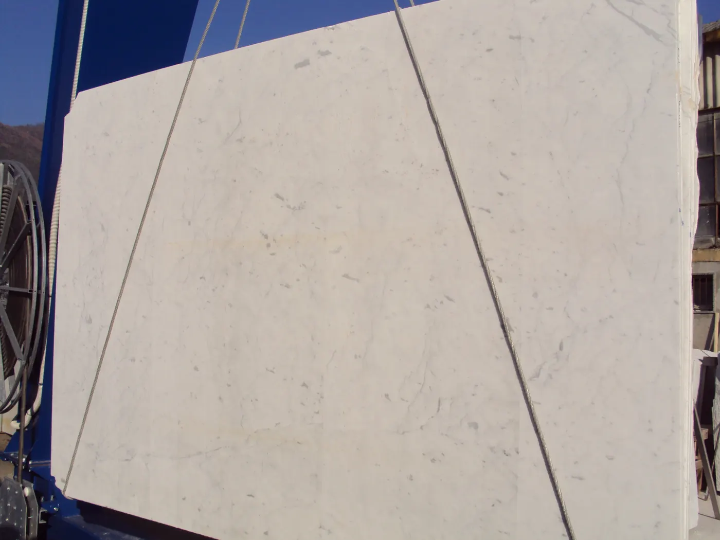 Bianco Carrara C мрамор, поверхность плиты – Marmi di Carrara – светло-серый, зелёный (75)