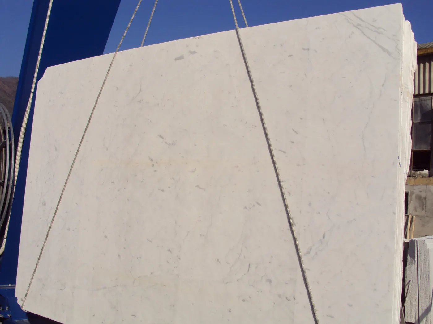 Bianco Carrara C мрамор, поверхность плиты – Marmi di Carrara – светло-серый, антрацитовый (76)