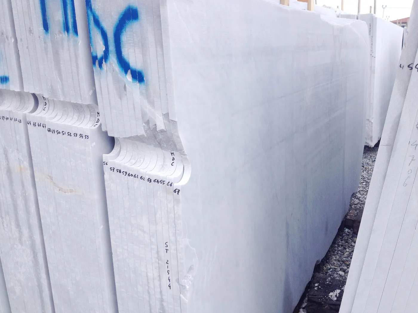 Bianco Carrara CD мрамор, поверхность плиты – Marmi di Carrara – слоновая кость, светло-серый (14)