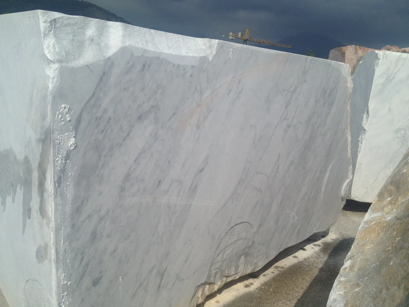 Bianco Carrara CD мрамор, карьерный блок – Marmi di Carrara – светло-серый, серый (25)