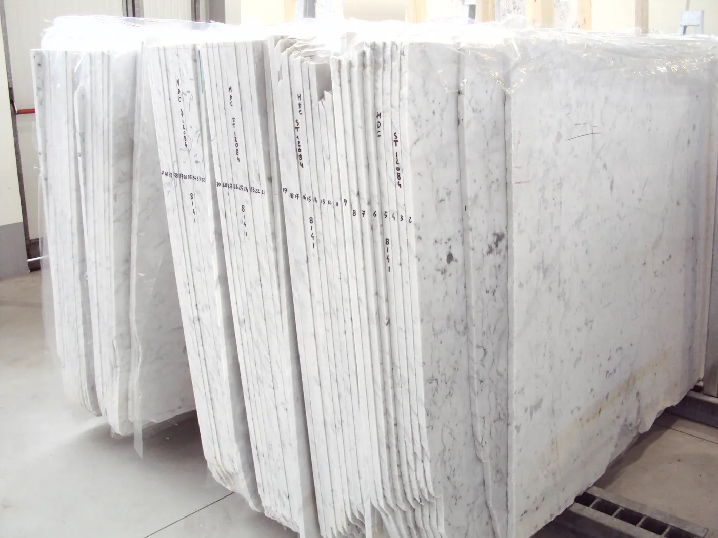 Bianco Carrara CD marbre, surface de dalle – Marmi di Carrara – ivoire, gris clair (36)