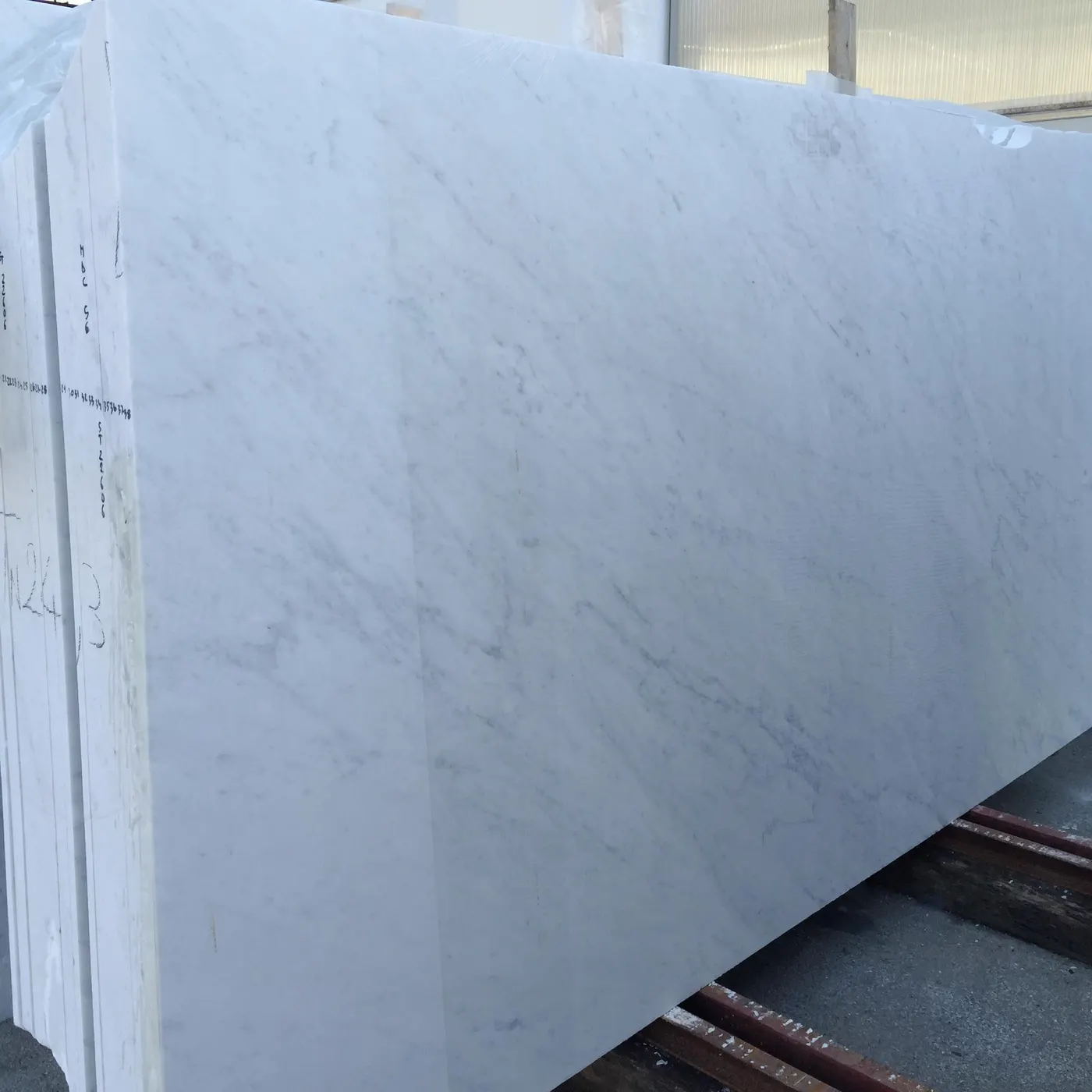 Bianco Carrara CD Marmor, Plattenoberfläche – Marmi di Carrara – hellgrau, grau (61)