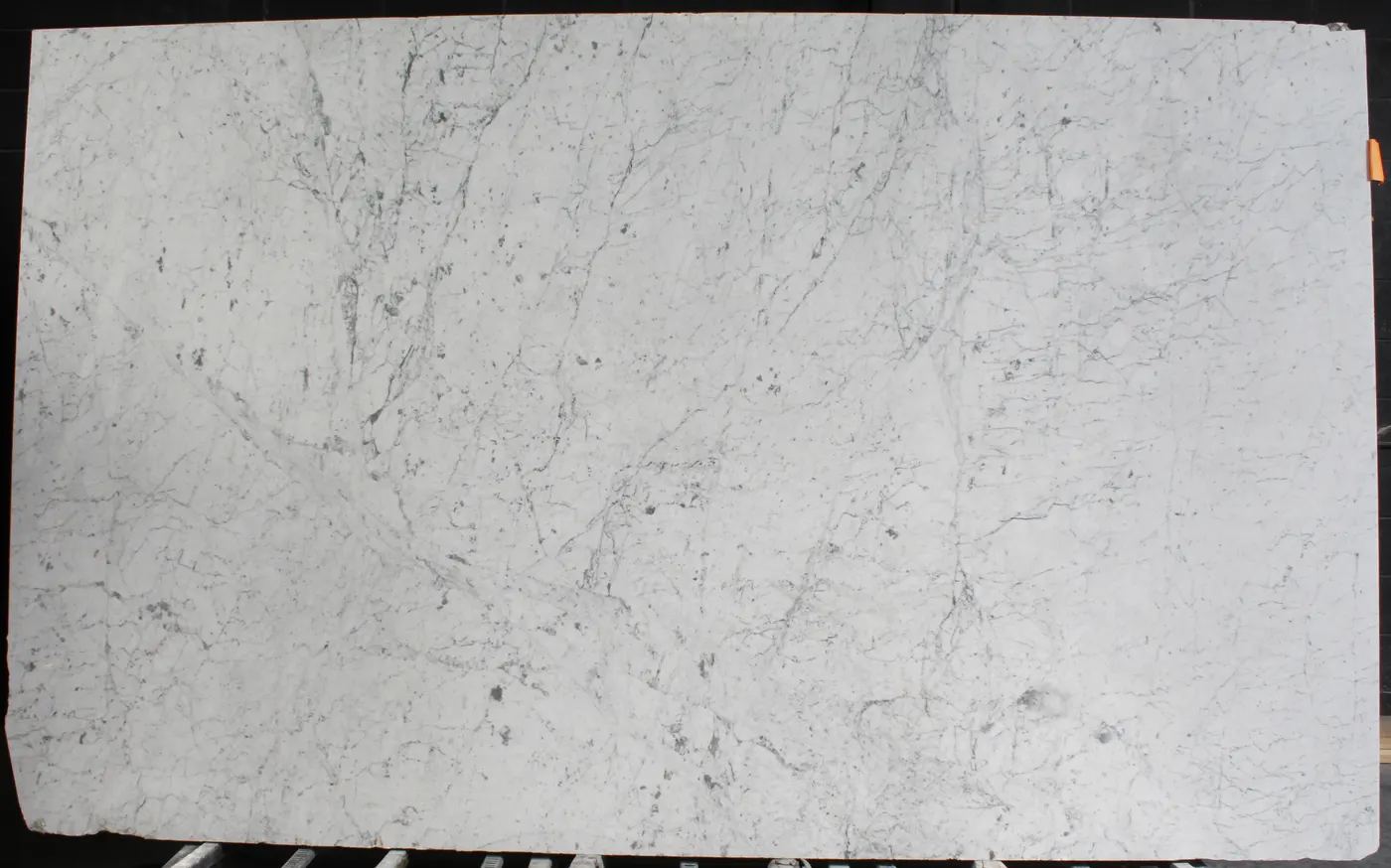 Bianco Gioia marble slab surface – Marmi di Carrara – light grey, ivory (2)