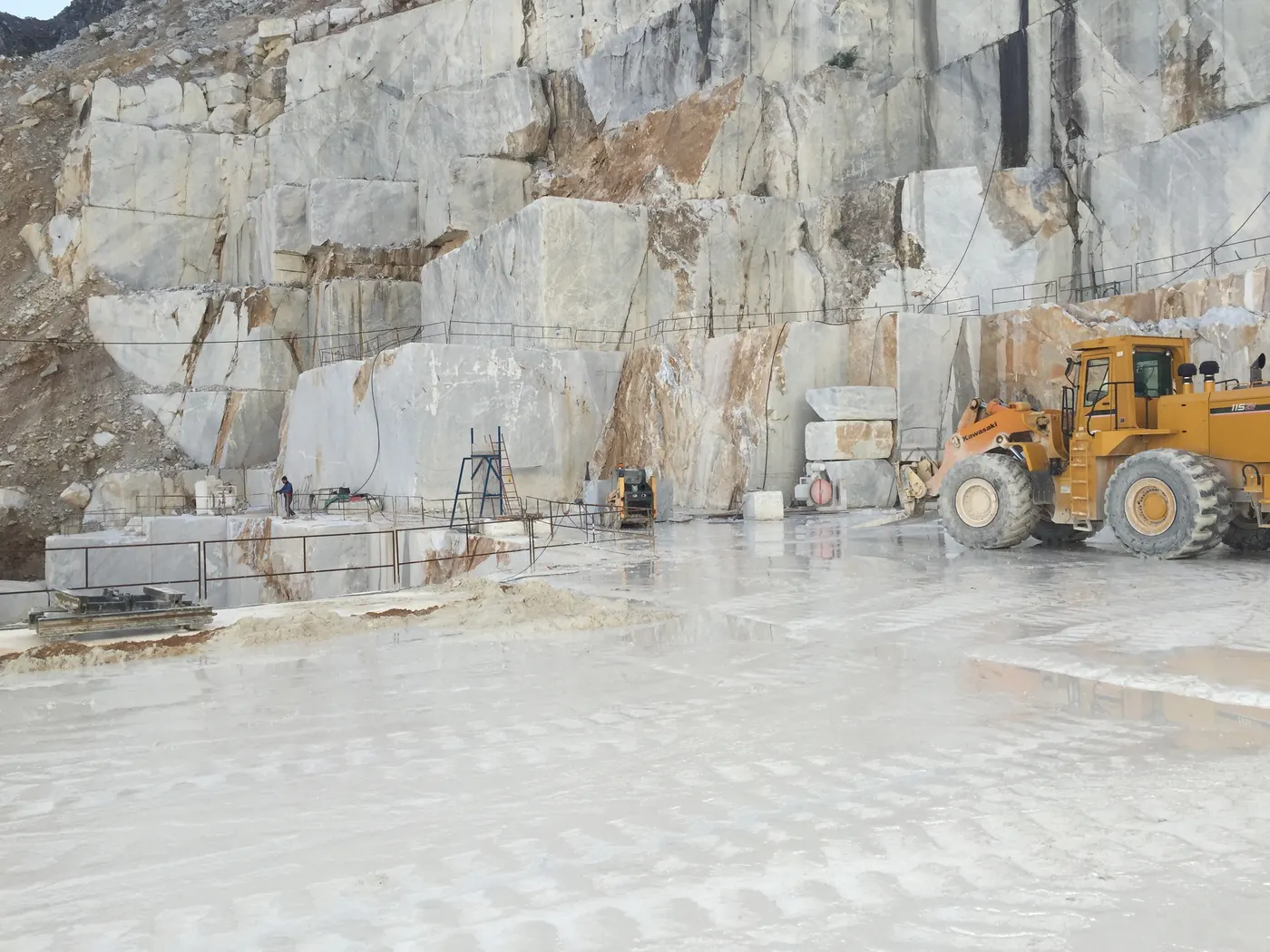 Bianco Gioia marble quarry view – Marmi di Carrara – light grey, ivory (26)